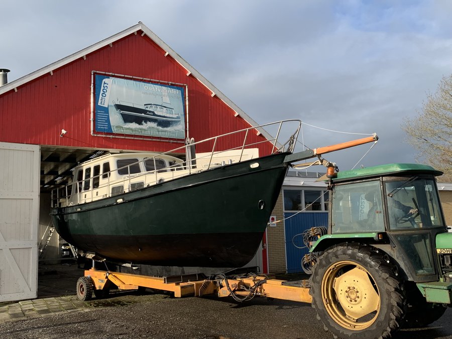Ein Boot auf einem Anhänger bei Jachtwerf Oost