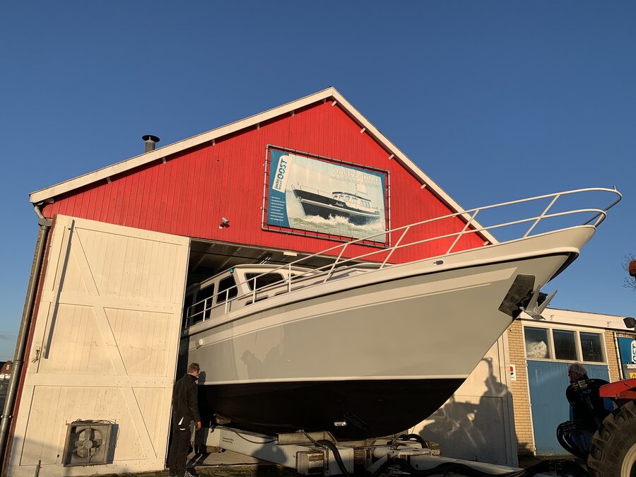Boot im Bootsschuppen nach der Behandlung durch Yachtlackierer der Jachtwerf Oost