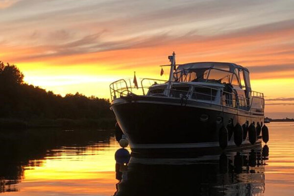 Motorboot im Schatten der Abendsonne auf den friesischen Seen 
