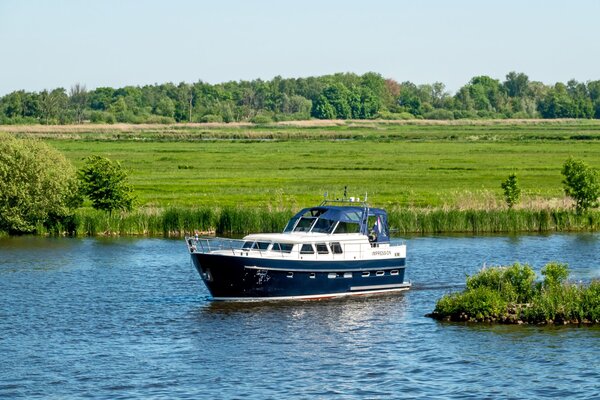 Het groene platteland van Friesland met boot op de voorgrond 