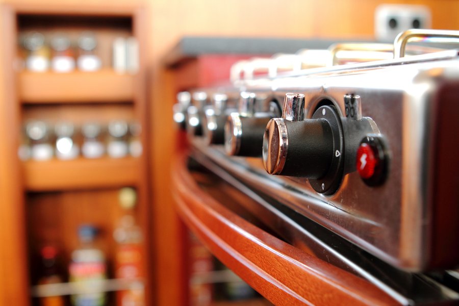 Einbau eines Herdes in einem Boot