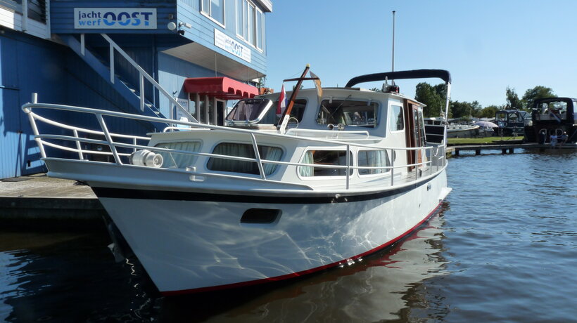 Ein Motorboot bereit für einen Segelurlaub in Friesland